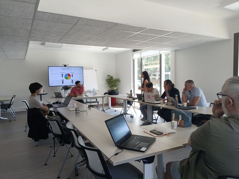 Gabriel Cohen anime une formation export cosmétique devant des dirigeants
