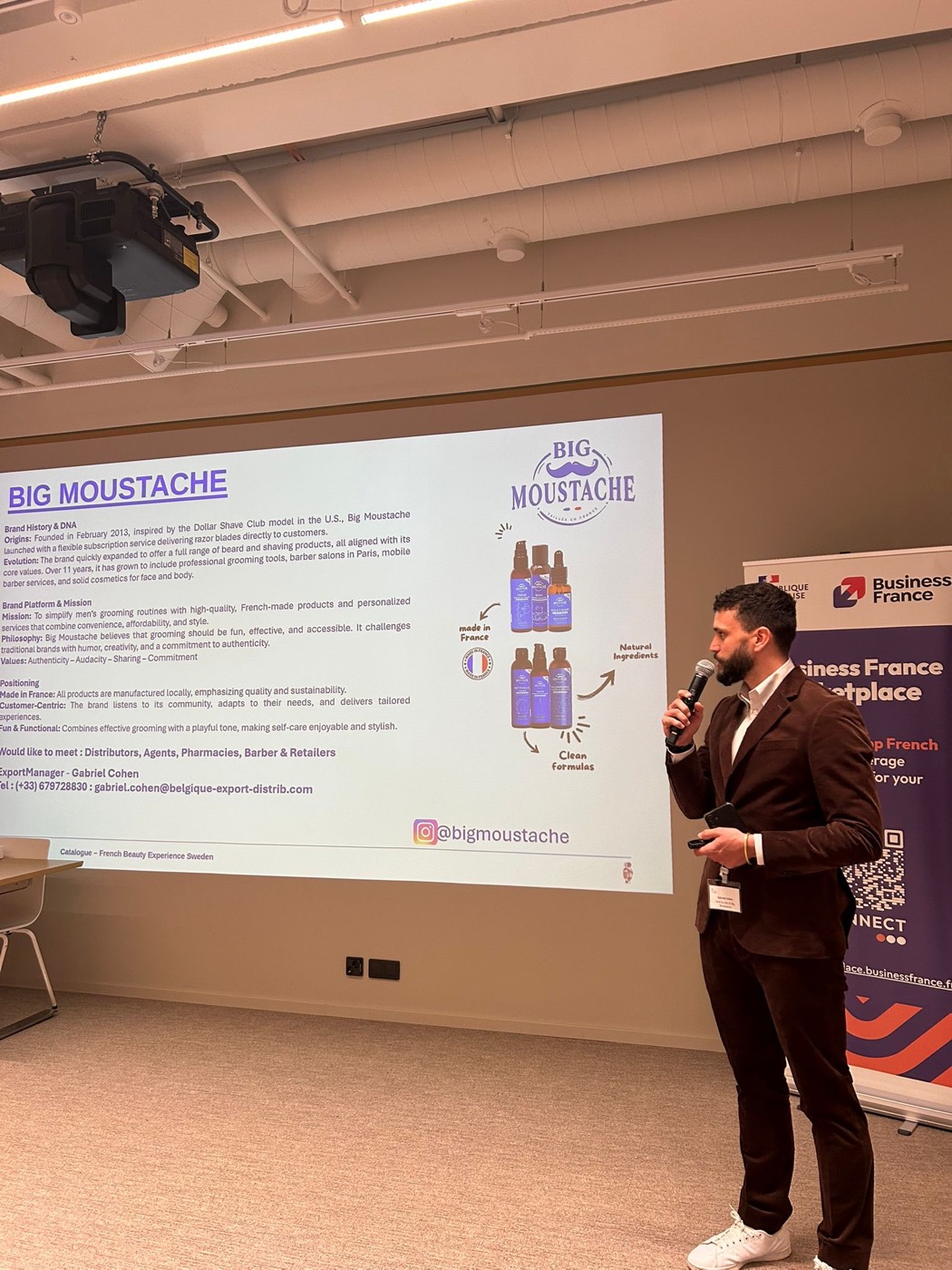 Gabriel Cohen pitche une marque cosmétique française lors d'un événement export Business France